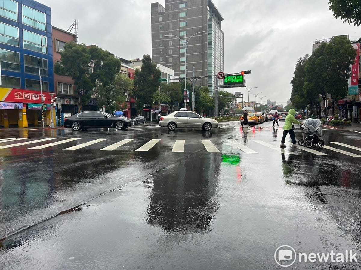 交通部今日修法，將路口停止線與行人穿越道規定距離，由原本「1至3公里為原則」，修改為兩者距離至少相隔2公尺以上。 圖：林岑韋／（資料照）
