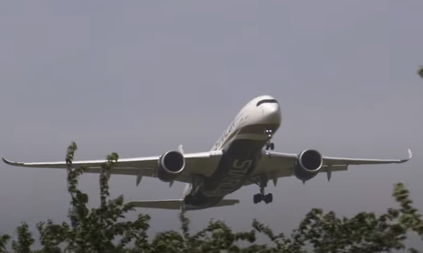 星宇航空降落成田機場，受到怪風影響頻頻失敗。 圖:翻攝自Love Flight Jack/YouTube