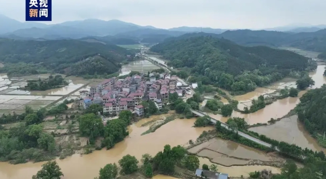 強降雨導致的災害過程已造成江西省撫州市、吉安市、宜春市、新餘市、萍鄉市、上饒市、贛州市 7 個設區市 43 個縣（市、區，含功能區） 49.7 萬人受災。 圖 : 翻攝自央視新聞