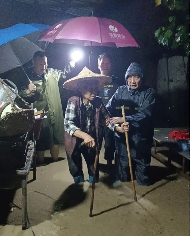 強降雨導致福建省龍巖市新羅區重大災情，有4名幹部遭洪流沖走。 圖 : 翻攝自瀟湘晨報