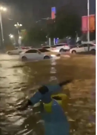 強降雨導致福建省龍巖市新羅區重大災情，有4名幹部遭洪流沖走。 圖 : 翻攝自瀟湘晨報