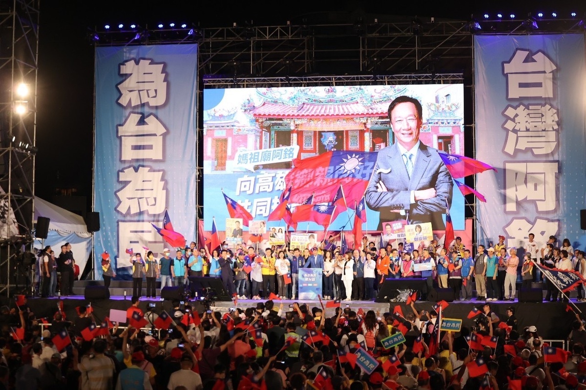 郭台銘7日在高雄鳳山舉辦首場大型造勢活動，但上台後卻遲遲未發言，沈默2分鐘說不出話。 圖：郭台銘辦公室提供