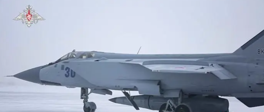 俄羅斯空軍一架米格- 31k 戰鬥機載著一枚「匕首」。 圖：翻攝自中國新聞網