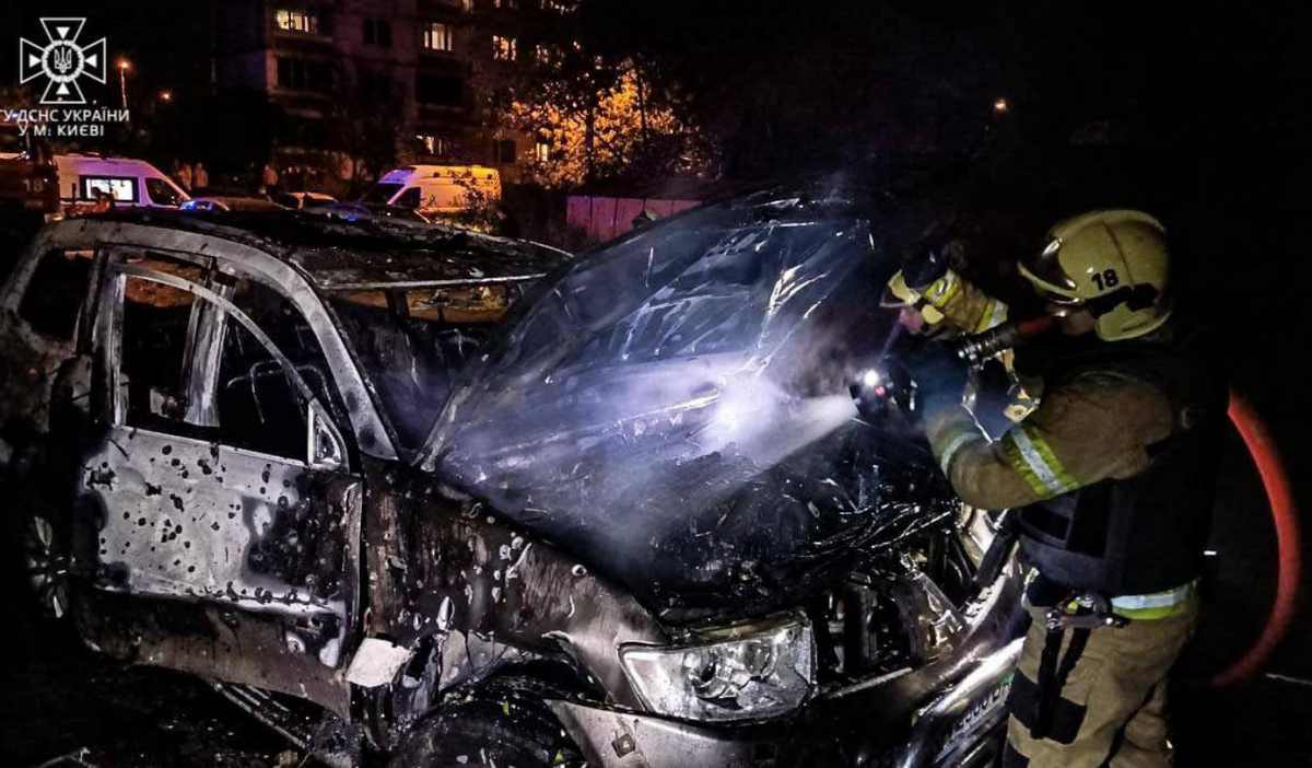 俄羅斯昨晚大規模襲擊烏克蘭基輔，造成建築物、汽車損毀，人員受傷。 圖:翻攝自推特@ElenaShostak1
