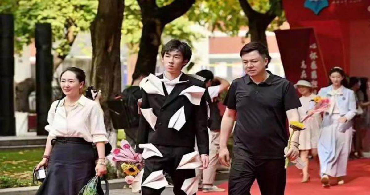 近期華為輪值董事長孟晚舟的繼子(中)一舉動，引發中國網友憤怒，那就是穿 LV 套裝，參加學校舉辦的 18 歲成人禮。 圖：翻攝自ying推特