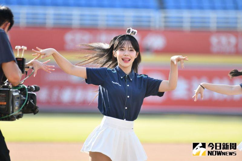 樂天女孩林襄、李多慧現場熱舞合體。 圖／林柏年攝