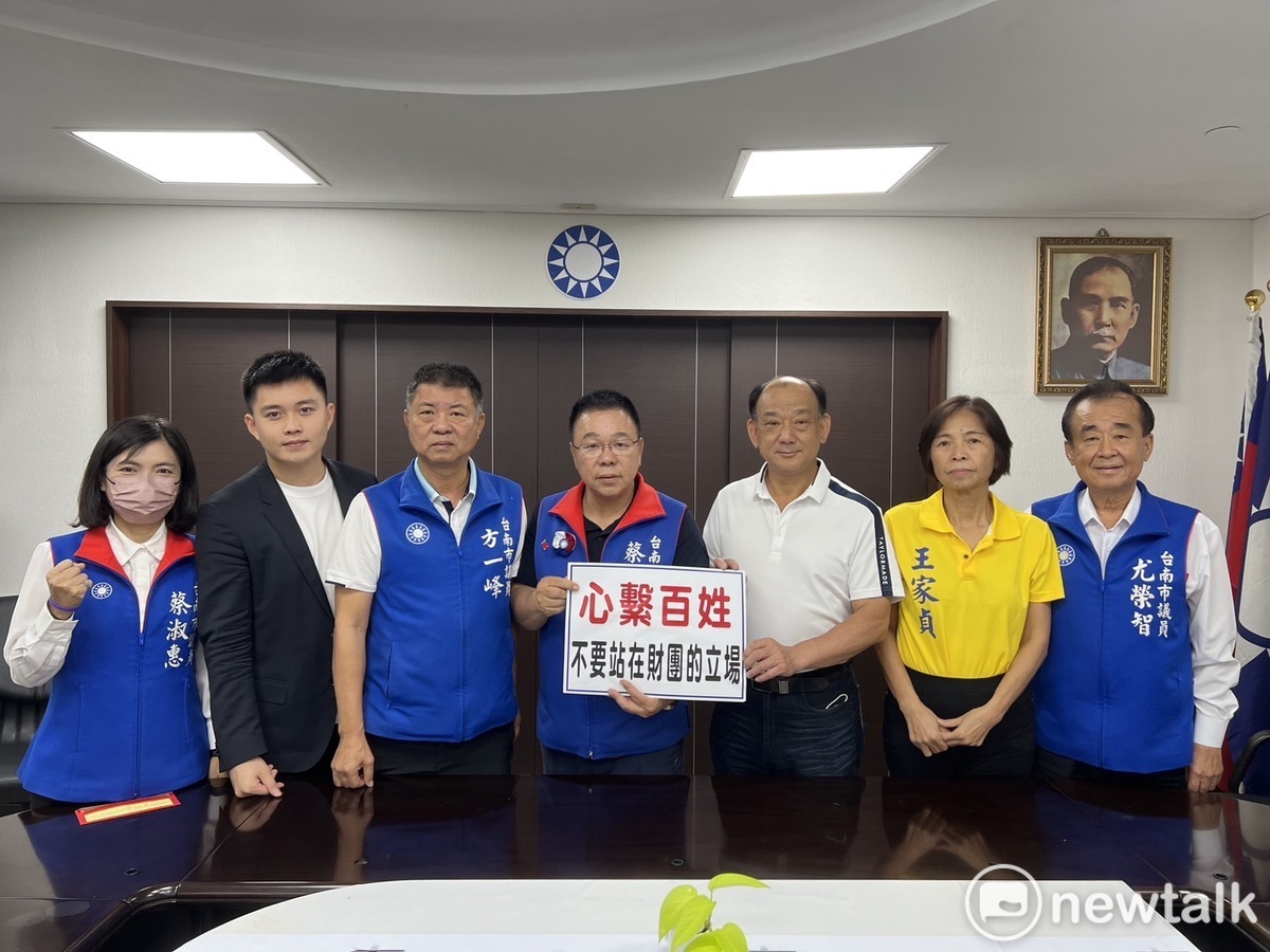 台南市議會國民黨團表示，農田魚塭水庫種電衝擊環境生態，太陽光電管理辦法卻未訂定光電板的容積率、建蔽率，也未要求綠帶，請民進黨心繫百姓，不要只站在財團立場，請市府立刻修正「太陽光電設施設置監督管理辦法」。 圖：黃博郎／攝
