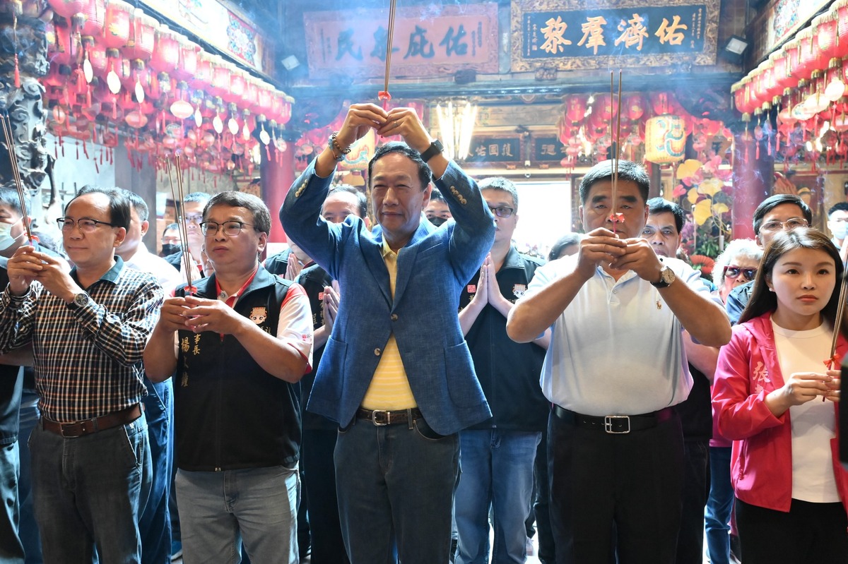 張榮味（右２）在嘉義參加「主流民意大聯盟」造勢活動時更宣示效忠，「心中最理想的總統人選就是郭台銘（中）。」 圖：西螺福興宮太平媽臉書（資料照）。