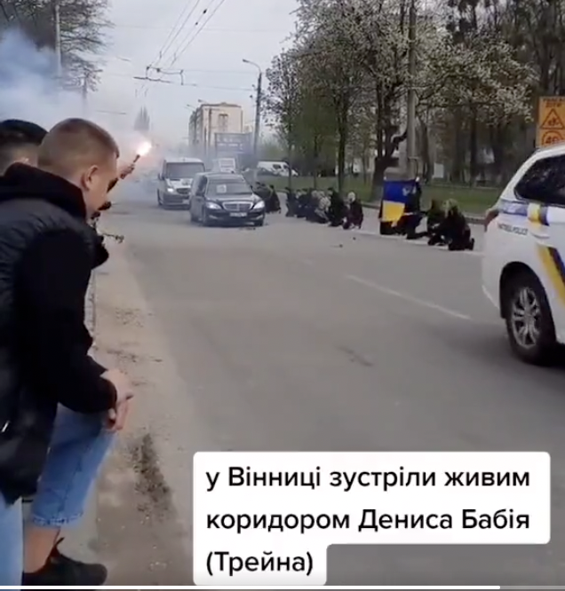 烏克蘭民眾在車道旁單膝下跪，向陣亡的烏克蘭烈士致敬。 圖：翻攝自推特用戶「出埃及記」