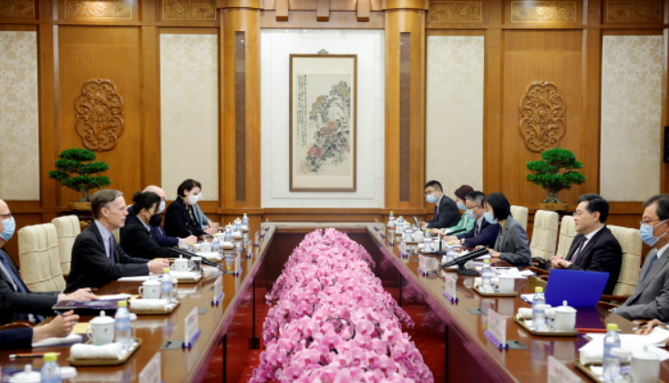 中國國務委員兼外長秦剛 8 日在北京會見美國駐華大使伯恩斯，雙方針對美中關係以及溝通的必要性做會談。 圖: 翻攝自 Nicholas Burns 推特