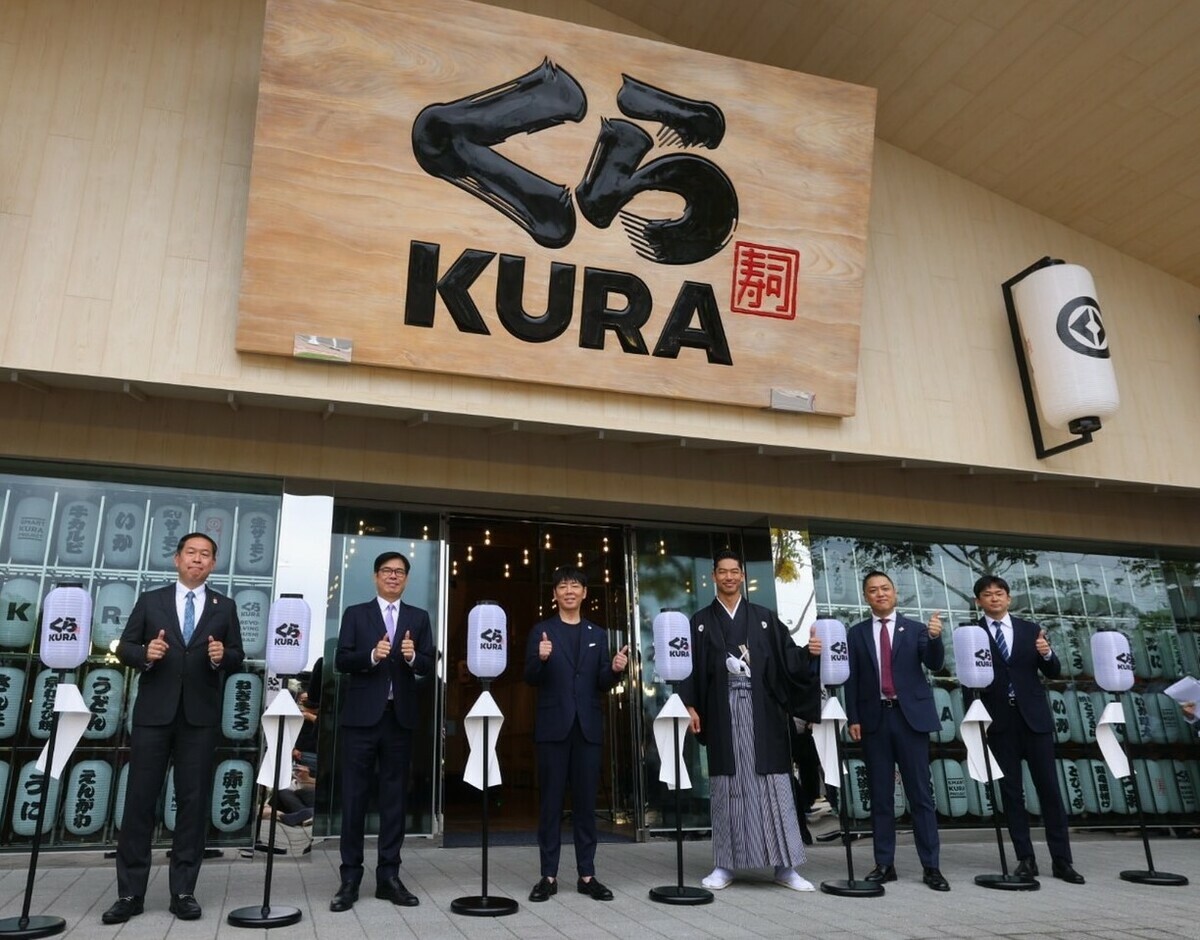 陳其邁(左二)與「國民姐夫」Akira(右三)受邀剪綵。 圖：高雄市政府/提供