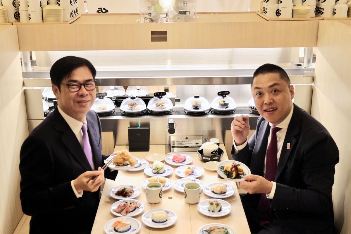 西川健太郎(右)開幕式前陪陳其邁用餐。 圖：高雄市政府/提供