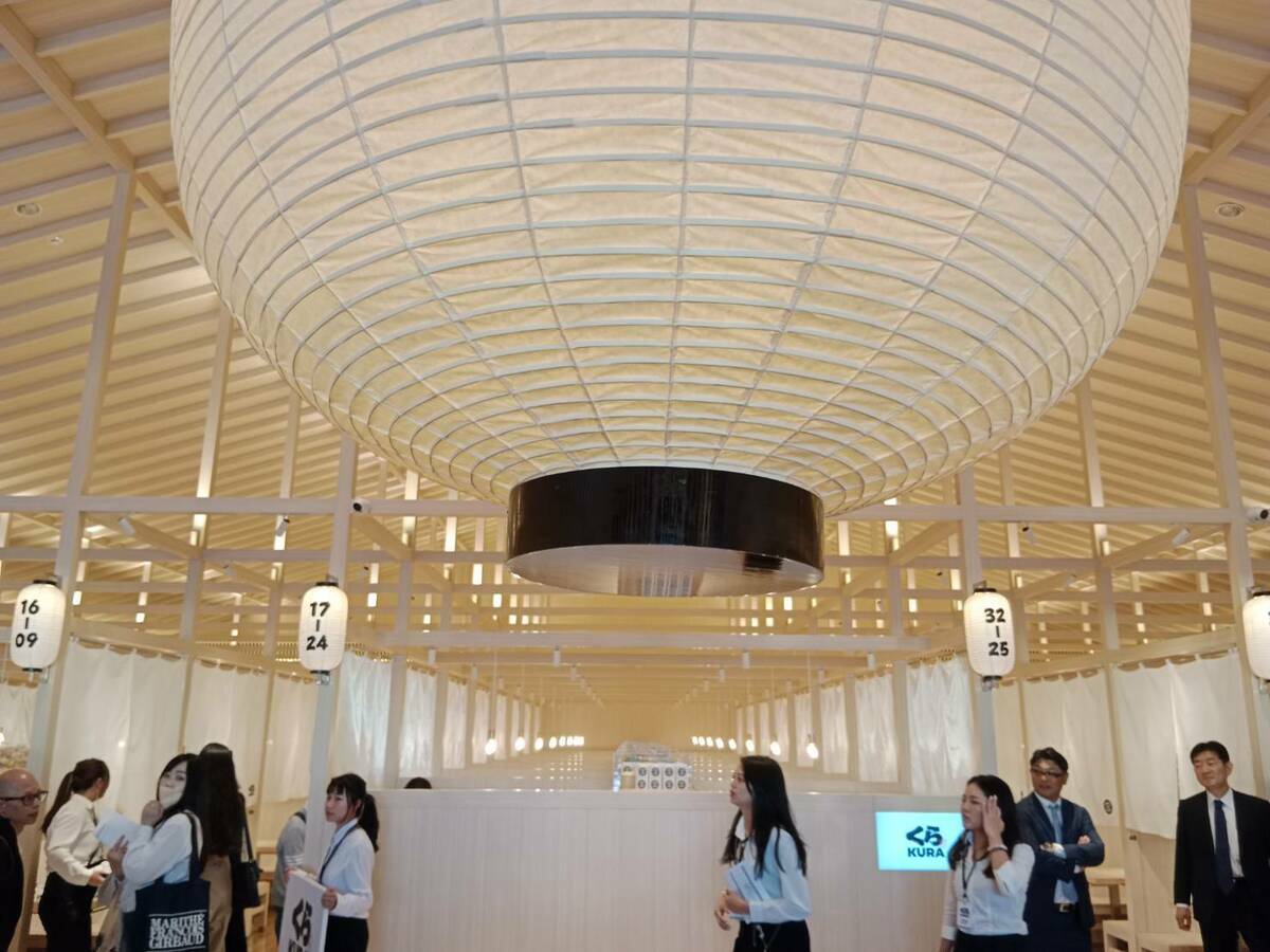 「藏壽司」高雄時代大道店入口的超大燈塔。 圖：孫家銘攝