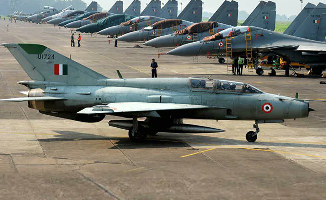 印度空軍一架MiG-21戰機8日墜毀，飛行員彈射跳生，但飛機殘骸砸毀村莊房舍，造成3人罹難。 圖：翻攝@thetatvaindia推特