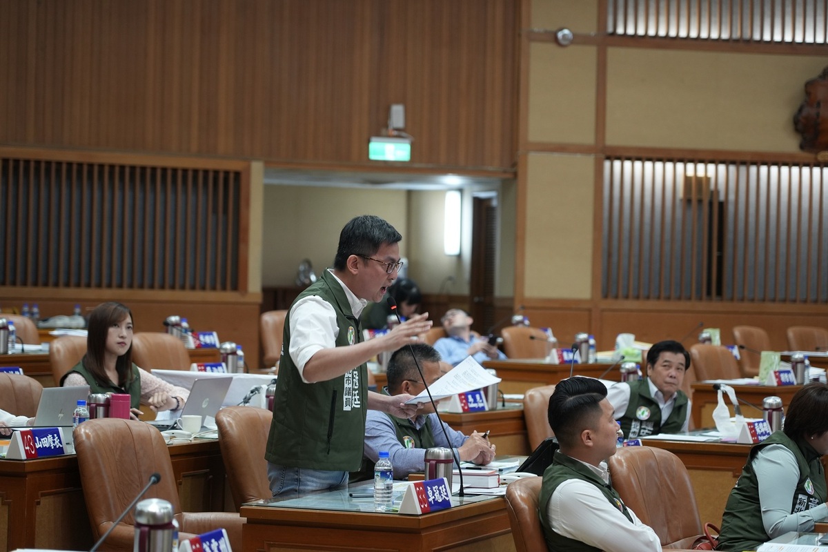 新北市議員卓冠廷以台電數據指出，新北市從2018年至今再生能源無論發電量、成長量、成長率皆是六都吊車尾，批評侯友宜是「廢話很豐滿，能力很骨感」。 圖：新北市議員卓冠廷辦公室提供