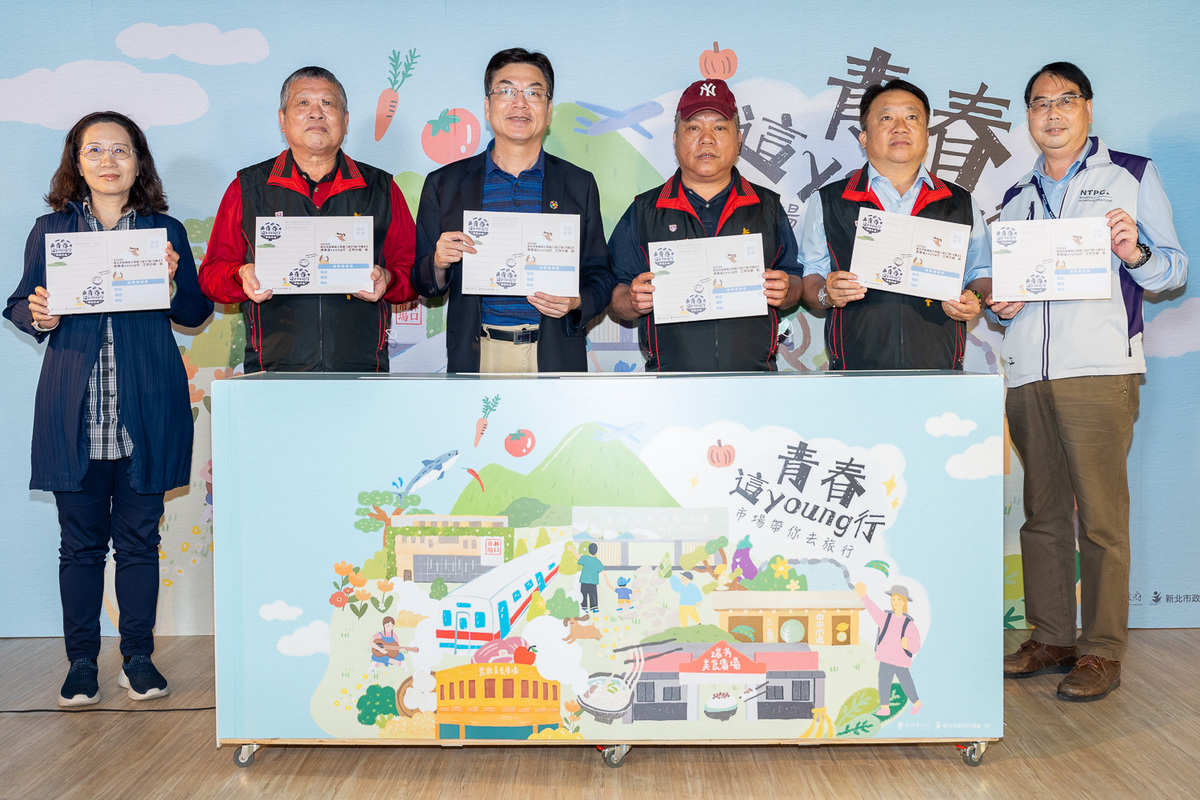 即日起至112年6月30日止，在限量集章明信片上集滿2個不同公有市場的章，就有機會抽中日本東京雙人來回機票。 圖：新北市市場處提供