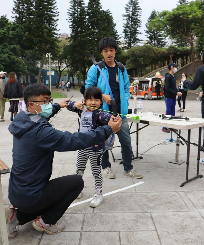 兒童射箭體驗。 圖：新北凱撒射箭隊提供