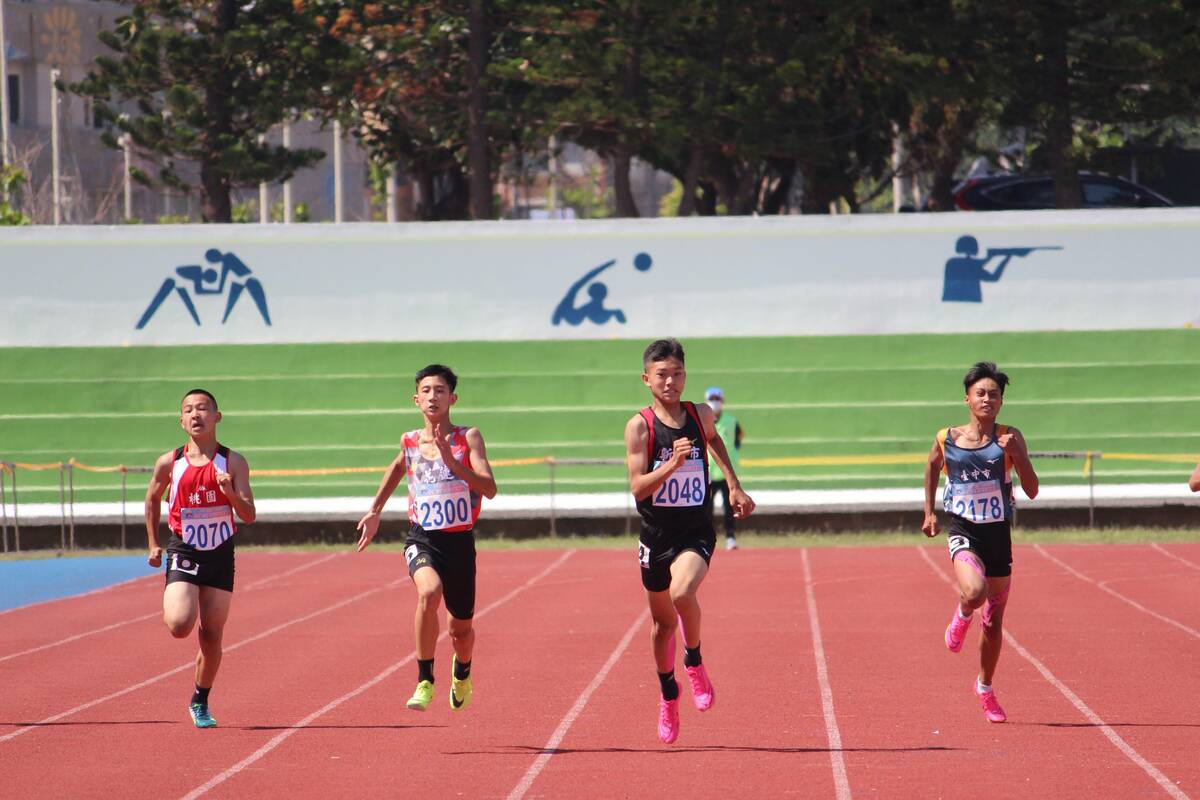 文德國小陳予澤（右2），賽事第一天即在個人200公尺項目中勇奪冠軍、第二天再度於100M狂飆速度，表現非凡，展獲第二名佳績。 圖：新北市教育局提供