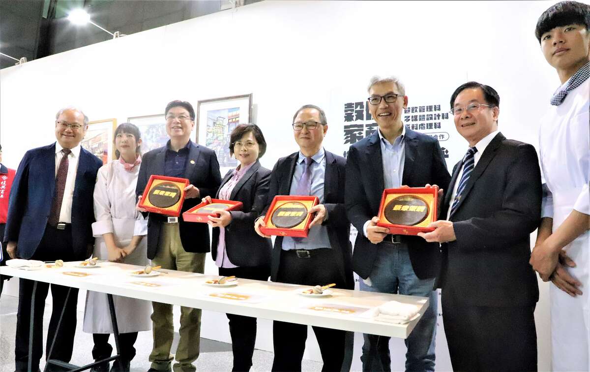 劉和然（左3）與貴賓一同體驗穀保家商餐飲科成果後合影。 圖：新北市教育局提供