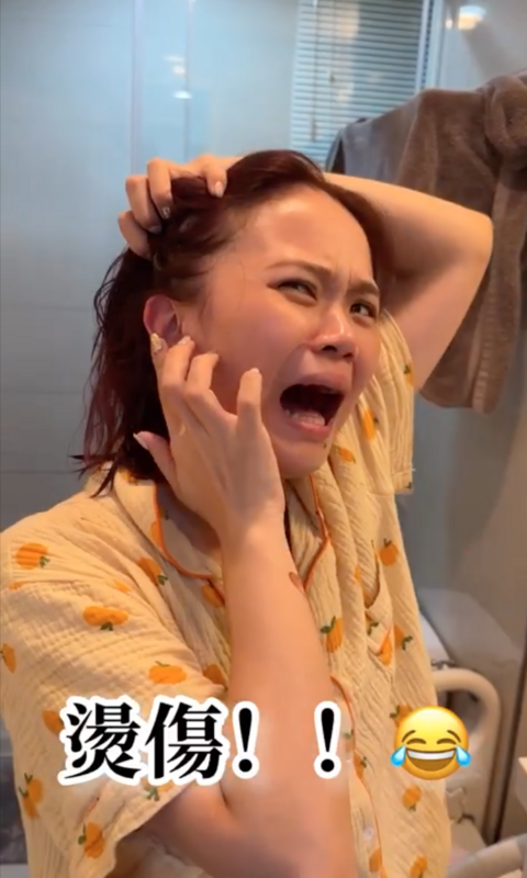 拿下神器後，頭髮不但沒乾，耳朵還因為被烘太久，整個發紅疼痛。 圖：翻攝自IG＠thetiffanychen