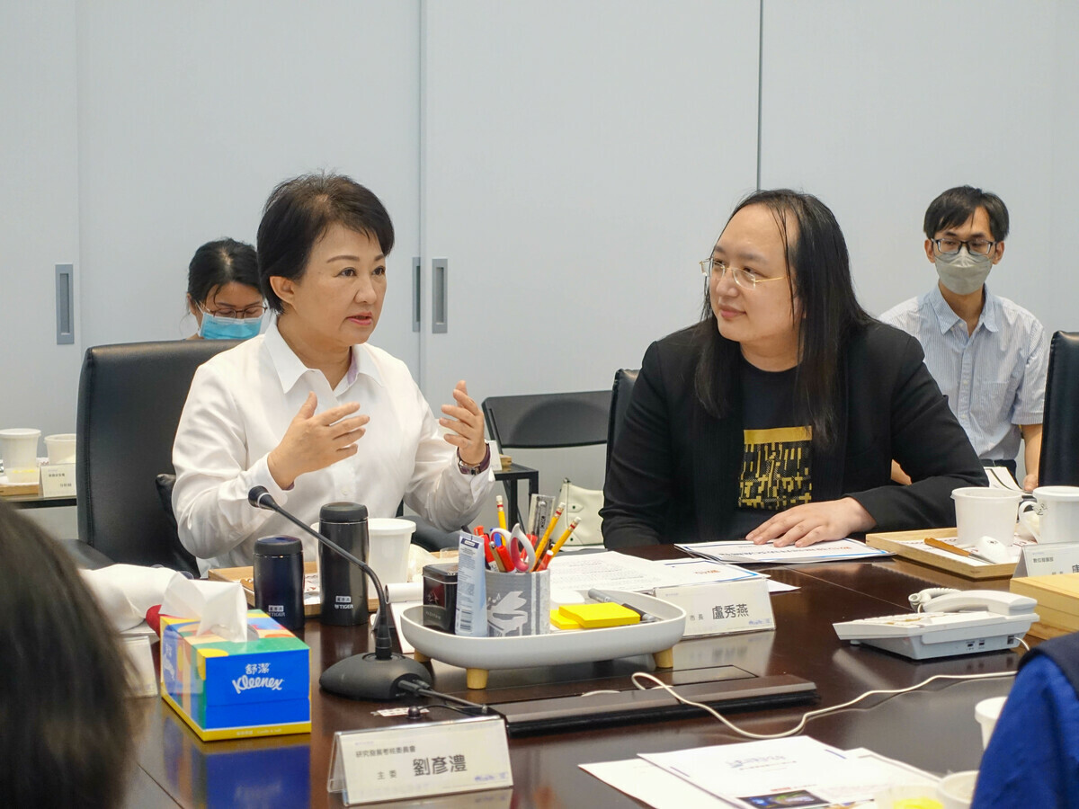 數位發展部長唐鳯8日持續率領數位部、數位產業署與資通安全署團隊拜訪台中市政府，與台中市長盧秀燕會面，分享數位部相關政策與施政理念。 圖：數位部提供