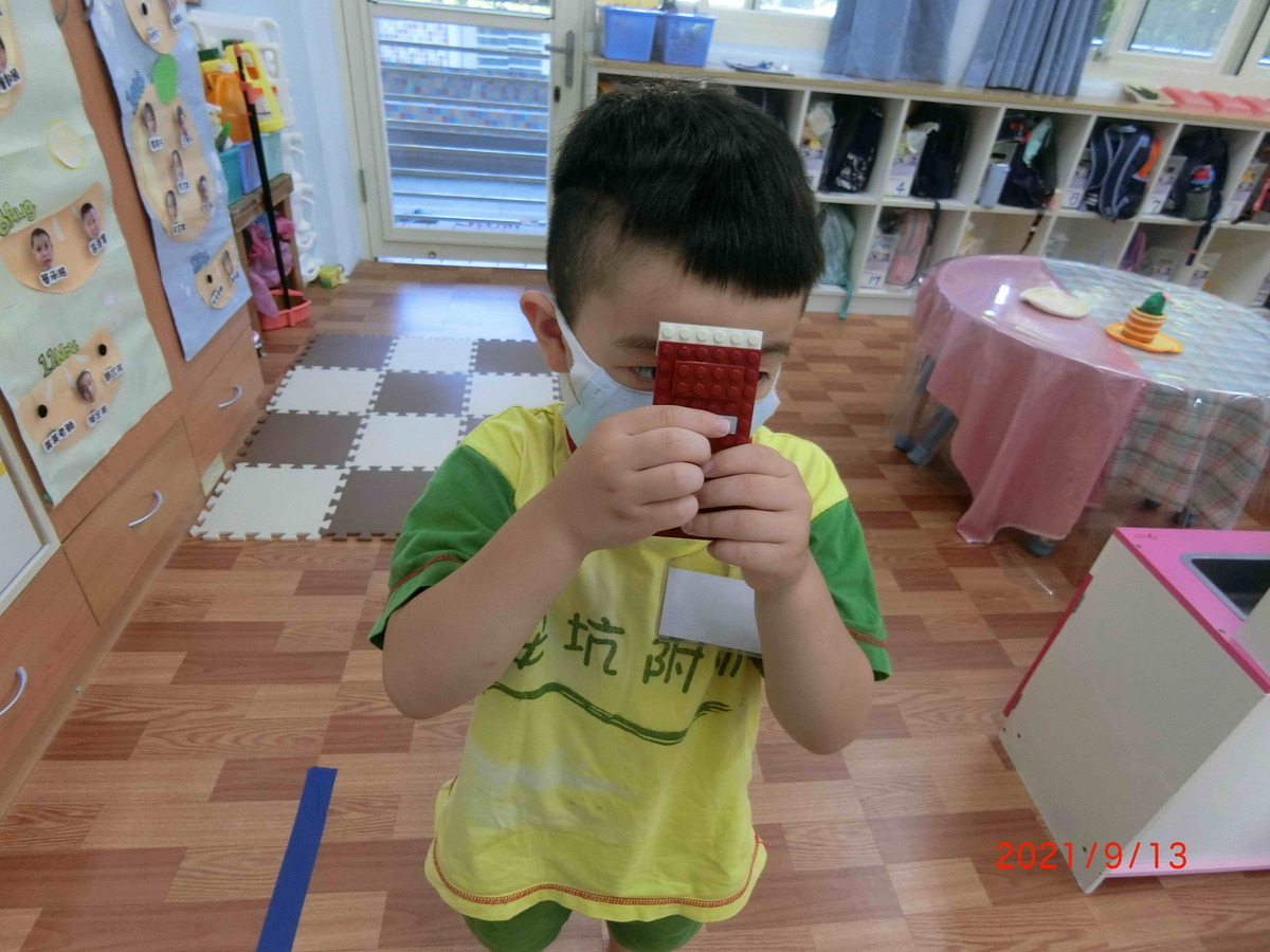 安坑國小附幼的小朋友用樂高拼組額溫槍，玩起量額溫。 圖：新北市教育局提供
