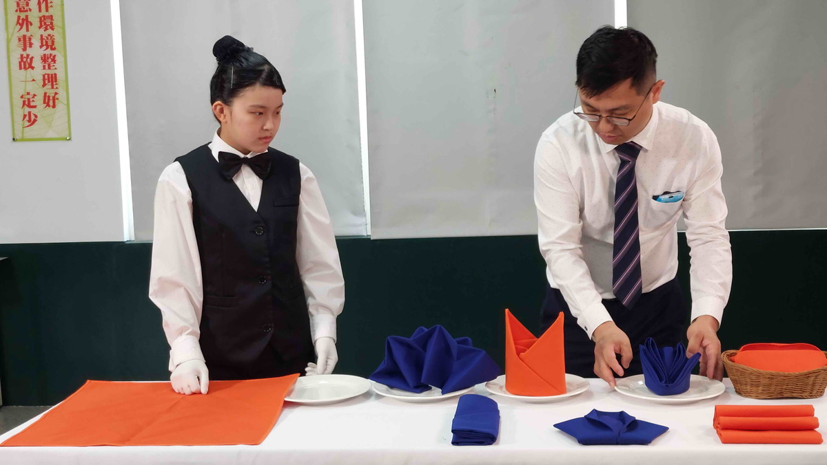 明志國中學生邱思綺在穀保家商教師鐘森盈指導下，走出一條燦爛技職路，雙雙獲選111學年全國技藝教育績優人員。 圖：新北市教育局提供