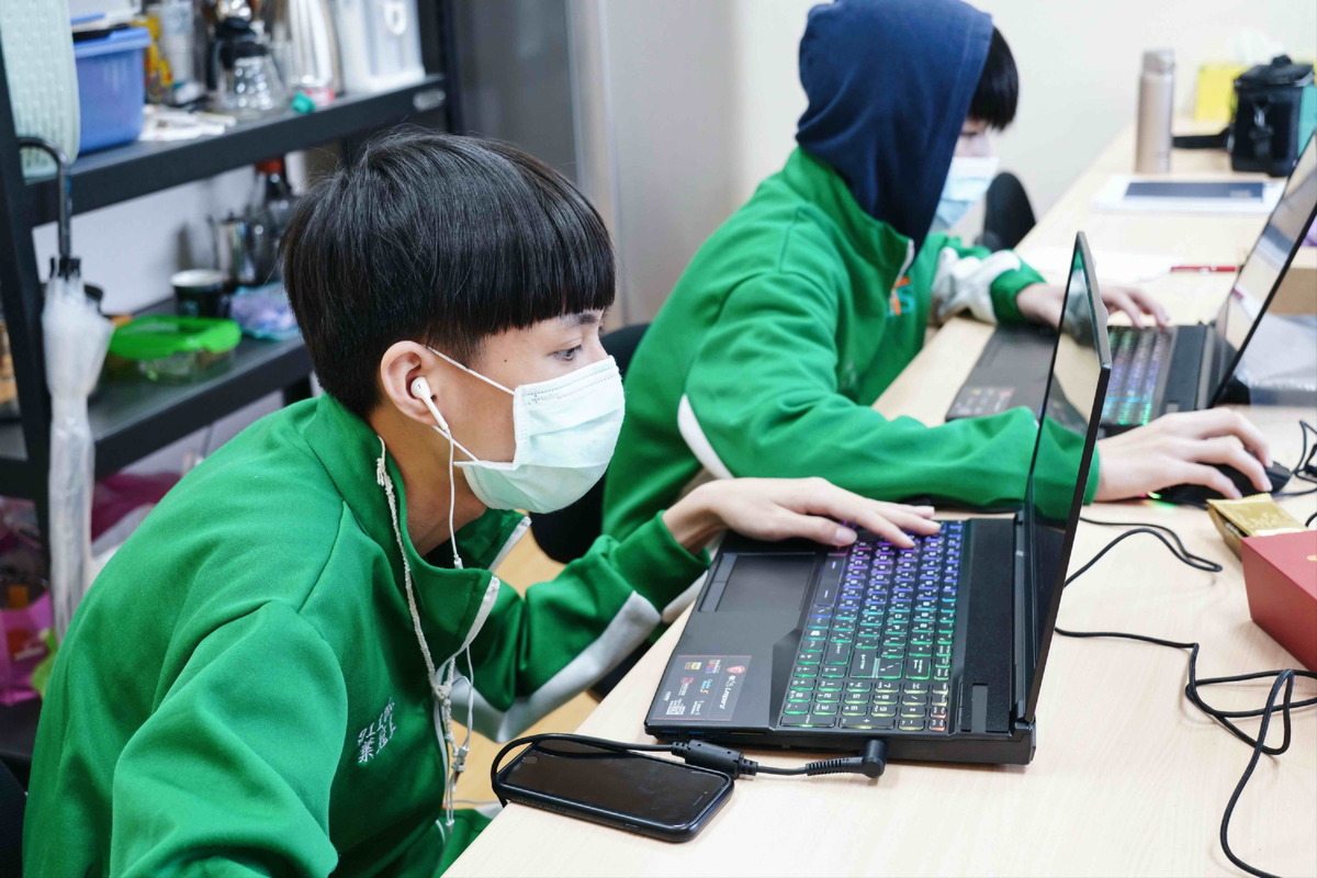 樟樹實際實創高中學生葉冠呈於3D數位遊戲藝術，表現優異，獲頒111學年全國技藝教育績優學生。 圖：新北市教育局提供