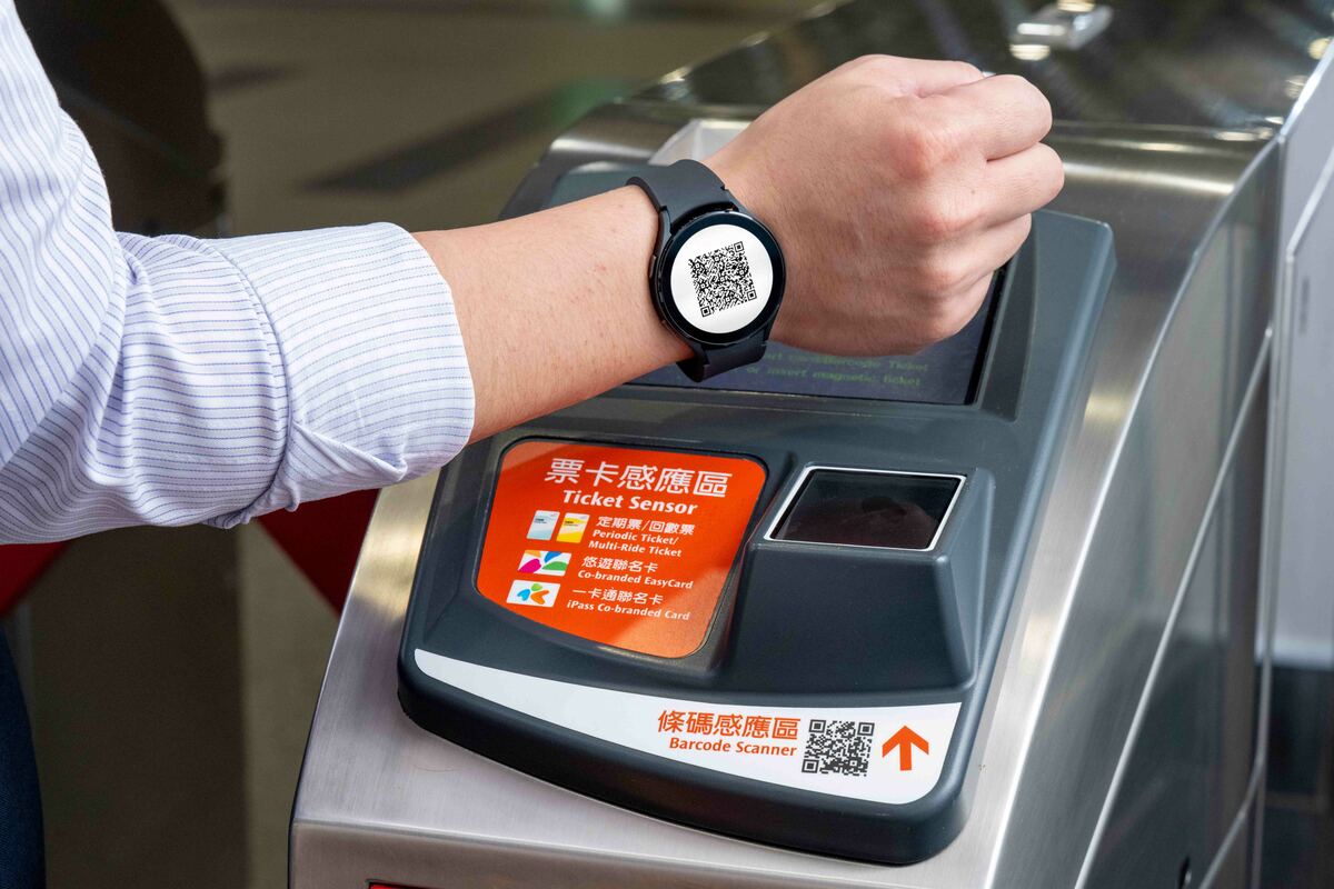 台灣高鐵T-EX行動購票App，用智慧型手錶就可感應條碼進站搭高鐵。 圖：台灣高鐵公司／提供