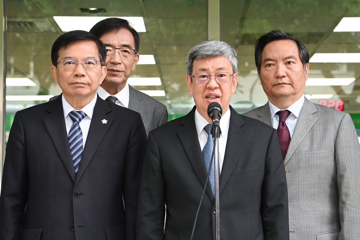 行政院長陳建仁今（9）日上午慰勉郵局同仁辦理全民共享普發現金臨櫃領現業務前受訪。 圖：行政院提供