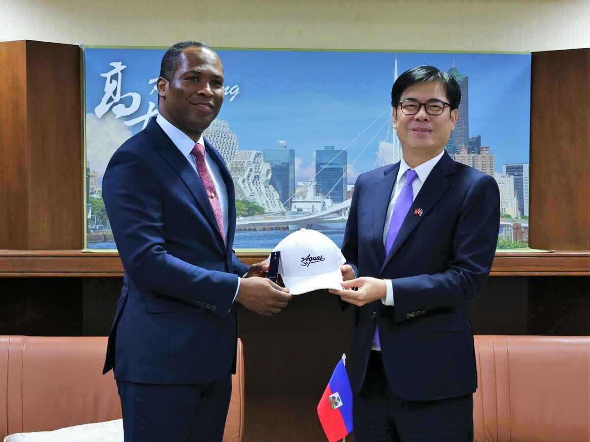 陳其邁(右)致贈高雄全家海神隊球帽。 圖：高雄市行政暨國際處/提供