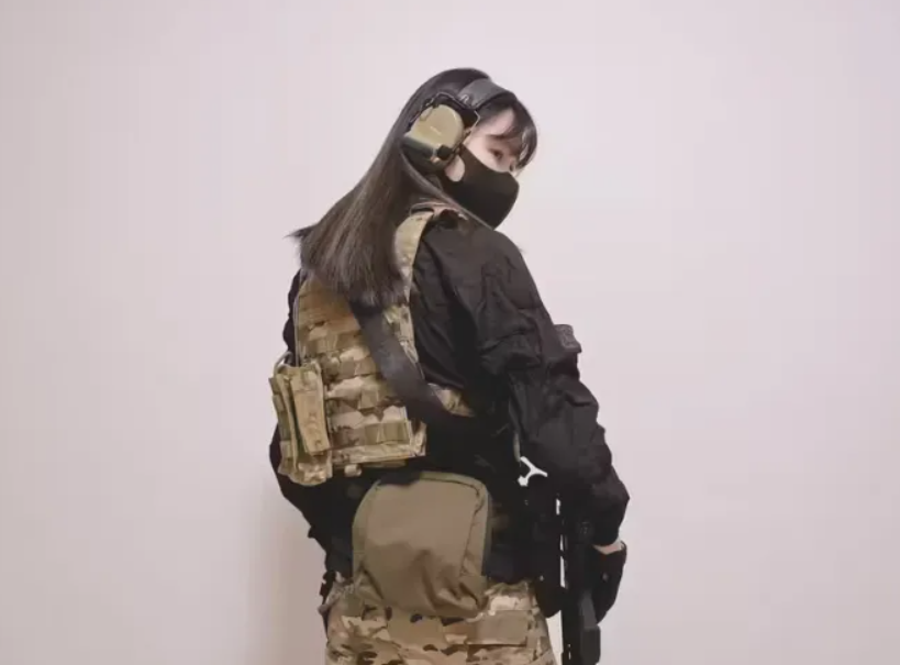 當事人表示，他喜歡玩軍事射擊遊戲，也喜歡穿著雇傭兵裝扮並拍照，沒想到會因此成為假消息的受害者。 圖：翻攝自長江雲新聞