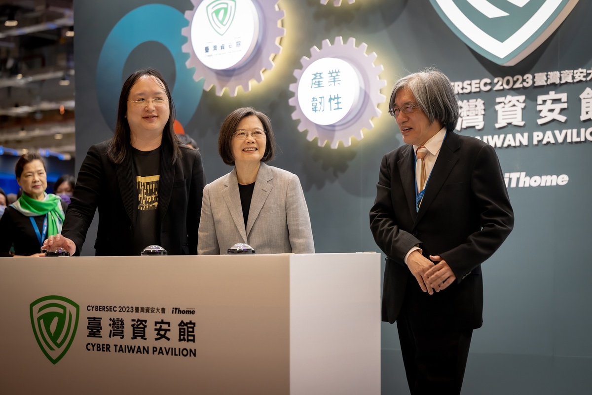 總統蔡英文9日上午出席「CYBERSEC 2023台灣資安大會開幕典禮」，圖左為數位部長唐鳳、右為iThome發行人詹宏志 圖：總統府/提供