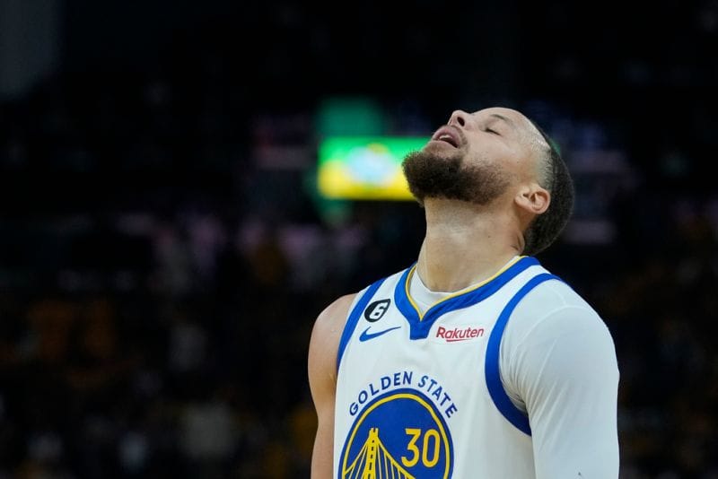 勇士當家球星Stephen Curry繳出31分31分14助攻10籃板的「大三元」數據，同時生涯三分球數突破4000球，但球隊最終以101:104輸球。 圖／美聯社／達志影像