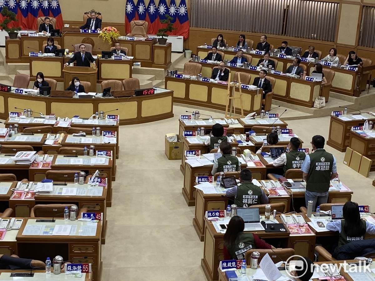 卓冠廷追問侯友宜「杯水論」所謂的中華民國是否包含大陸地區？ 圖：林昀真/攝