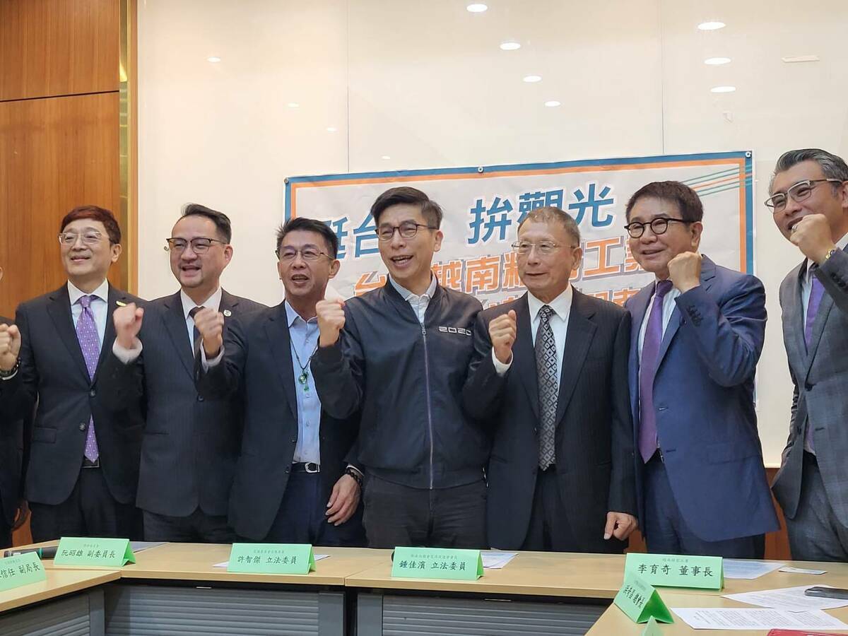 鍾佳濱、許智傑今舉行「台企越南精密工業千人來台旅遊」記者會。 圖：陳佩君／攝