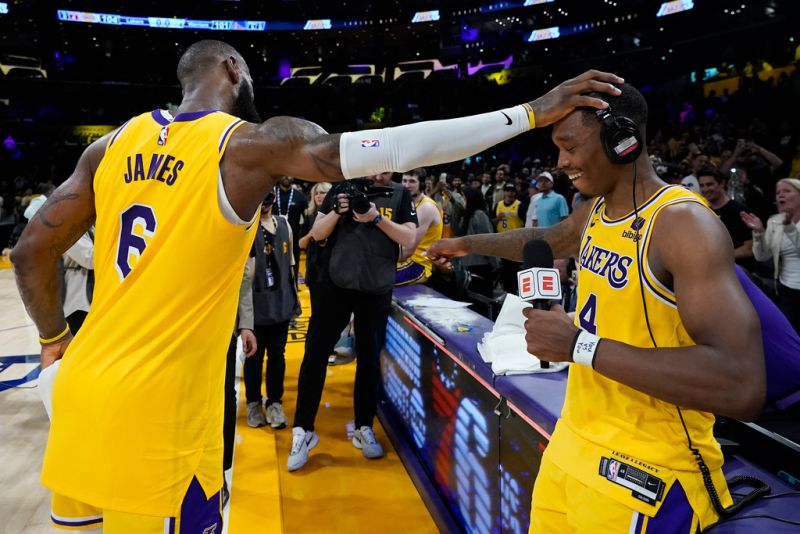 湖人替補球員Lonnie Walker IV在末節爆發攻下了15分，率隊以104:101贏球。賽後「詹皇」LeBron James也給予他很高的評價，直言沒有他湖人不可能贏球。 圖／美聯社／達志影像