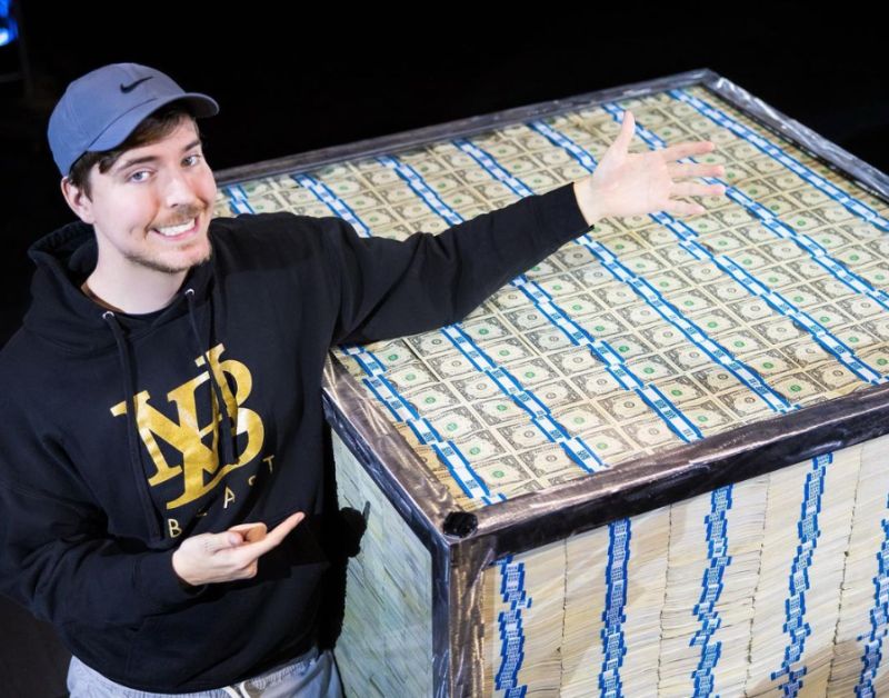 野獸先生(Mr.Beast)拍攝影片時常以大量的金錢作為題材。 圖／IG@MrBeast