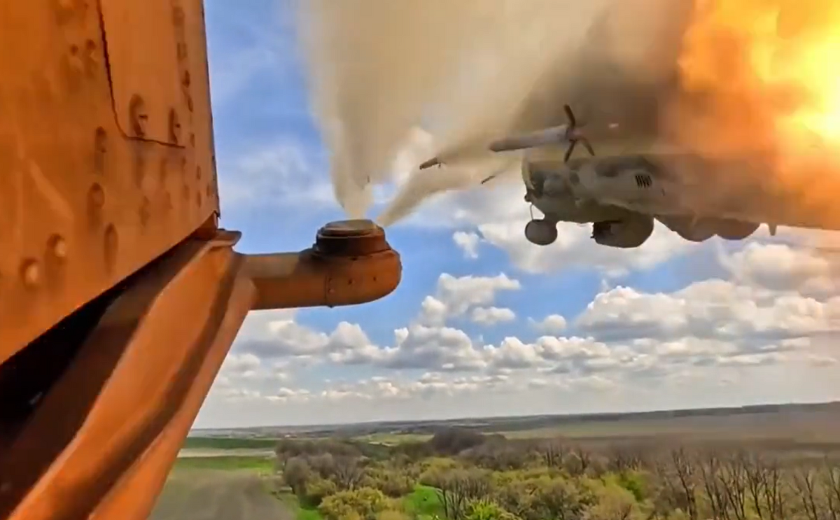 先前捷克捐助烏克蘭的 Mi-24 戰場影片曝光，在頓涅茨克上空對俄軍陣地開火。 圖: 翻攝自推特 @Militarylandnet