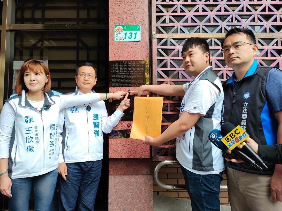 前台北市議員羅智強今大動作帶著同黨議員王欣儀、楊植斗、新北市七星區立委參選人簡榮宗幫北市議員鍾沛君提告。 圖：羅智強辦公室 / 提供