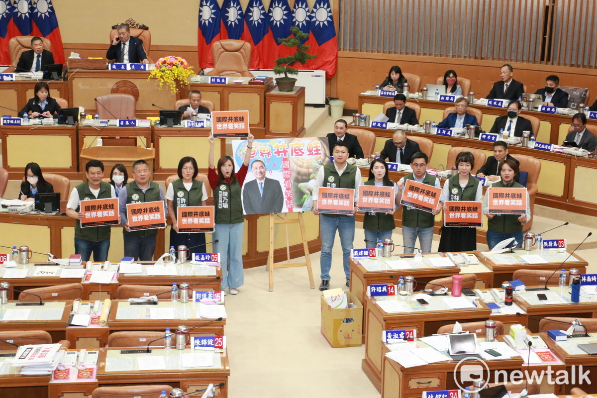 新北市議會民進黨團酸侯友宜「國際井底蛙，世界看笑話」。 圖：林昀真/攝