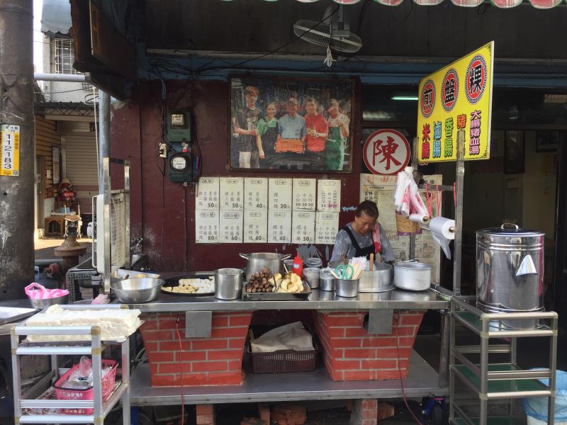 「煎盤粿」對北港當地人來說是極具代表性的小吃，當地有不少攤家，圖為陳家煎盤粿。 圖／翻攝陳家煎盤粿臉書