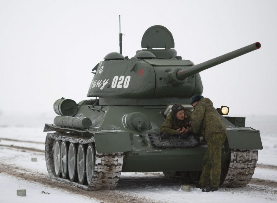 二戰時期的 T-34 坦克被俄軍送往前線，以補足軍事設備損失。 圖: 翻攝自推特 @JamesLLandis
