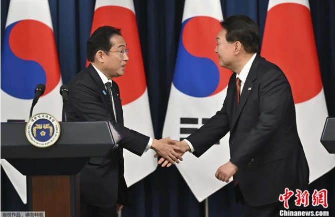 日本首相岸田文雄(左)於7日訪問南韓，與韓國總統尹錫悅互相握手。 圖 : 翻攝自中新網