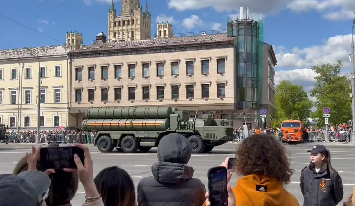 俄勝利日閱兵， S-400 防空導彈也亮相。 圖: 翻攝自推特 @jonnytickle