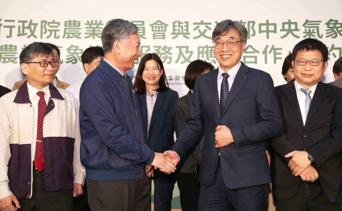 今(9)日行政院農業委員會與中央氣象局簽訂農業氣象資訊服務及應用合作協議，於全台重要作物生產及養殖漁業專區提供客製化氣象預報，目前有353個分布在農業生產區域預報點位。(圖右為農委會副主委陳駿季，圖左為氣象局長鄭明典。) 圖：農委會/提供