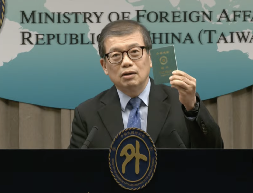 領事事務局副局長陳尚友說明新版MRP護照將自5/16起發行。 圖：林昀真/翻攝