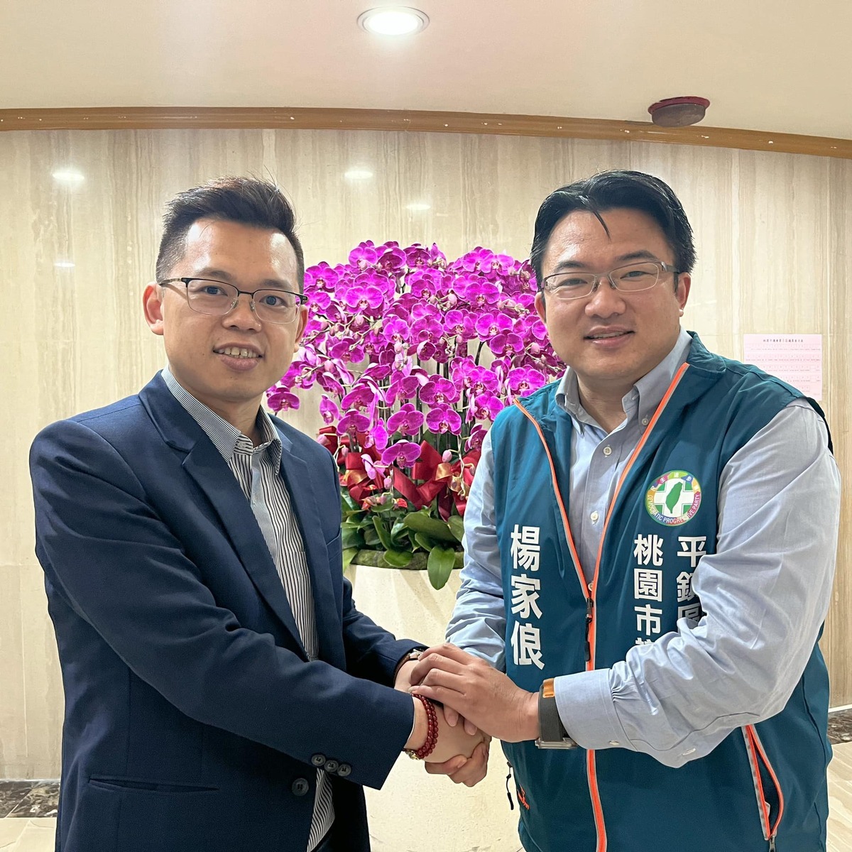 4月底民進黨立委初選出爐，劉仁照（左）特別發文恭喜楊家俍（右）勝出，表示會一起團結為2024作準備獲得勝選。 圖：翻攝劉仁照臉書