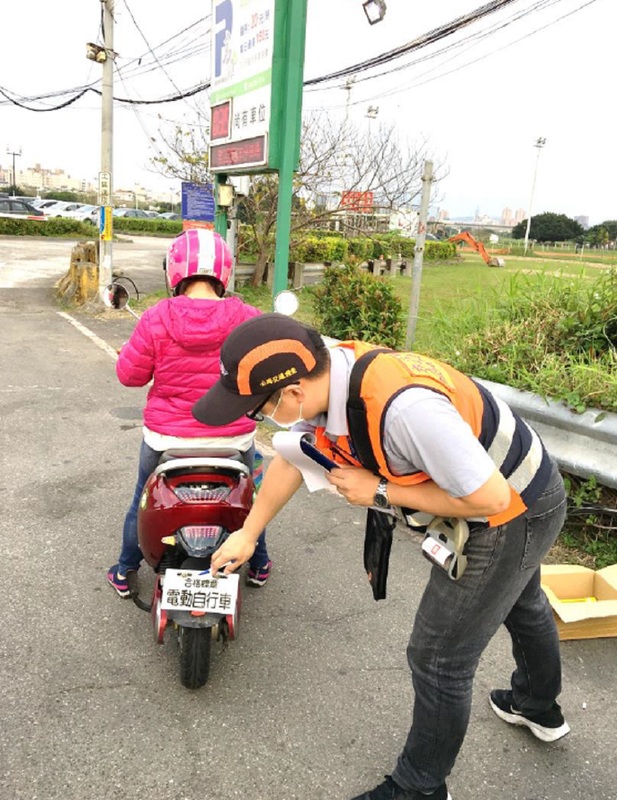 台北區監理所與新北市警察局交通警察大隊合作，於新北市境內針對車輛出入頻繁的時段、路段，聯合執行專案稽查，以遏止違規改裝等不法情事。 圖：台北區監理所提供