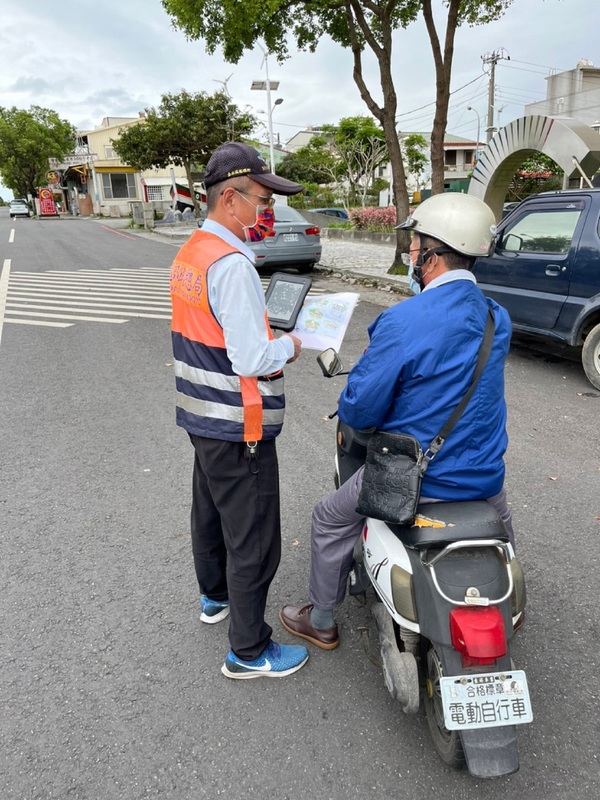 微型電動二輪車自111年11月30日起，政府已正式實施領牌納管，規定年滿14歲者才可騎乘，車輛出廠須經檢測及型式審驗合格，並於監理單位辦理實車查核及登記領用懸掛號牌、投保強制汽車責任保險後才能上路。 圖：台北區監理所提供